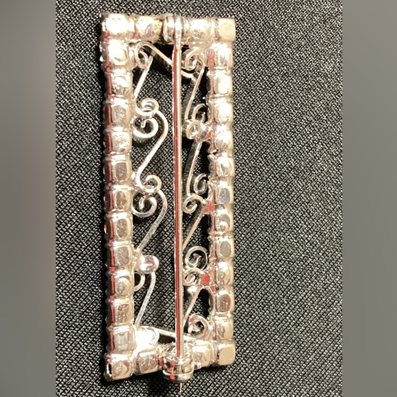 VINTAGE RECTANGULAR SILVER TONE RHINESTONE BROOCH WITH SPIRALS - UNSIGNED - Picture 3 of 10